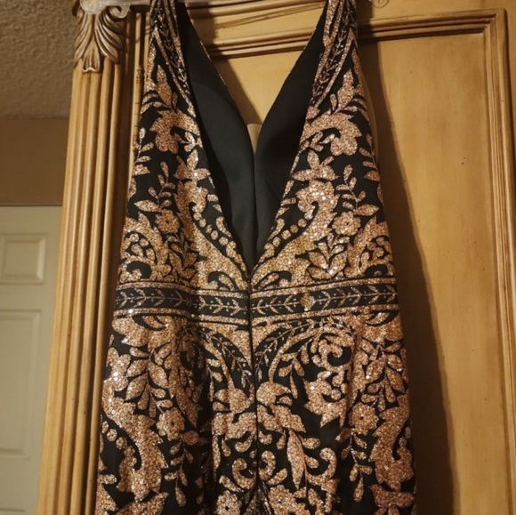 Elegant Dress - Picture 2 of 4